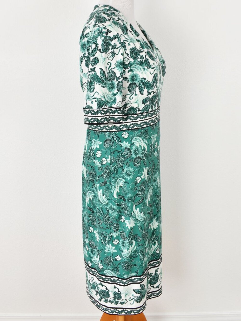 Maggy London Floral V-neck Color Block Sheath Dress - 14 - Picture 7 of 10